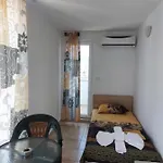 West Къща за гости