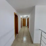 West Къща за гости