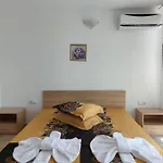 Къща за гости West