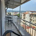West Къща за гости
