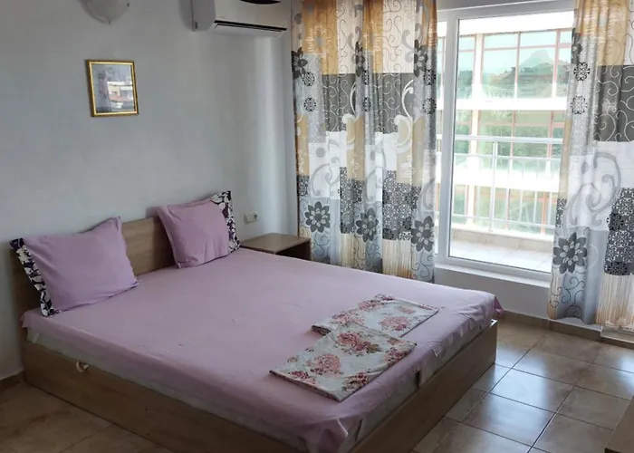 West Къща за гости